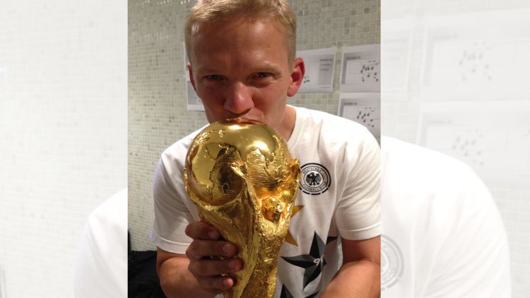 Darcy Norman festeggia il Mondiale di Calcio con la Germania