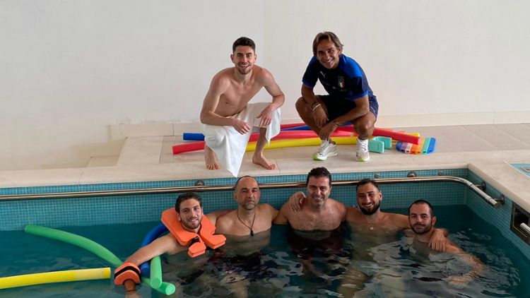 Walter Di Salvo con Donnarumma Jorginho Locatelli e lo staff fisioterapico della Nazionale di Calcio Italiana foto Claudio Villa