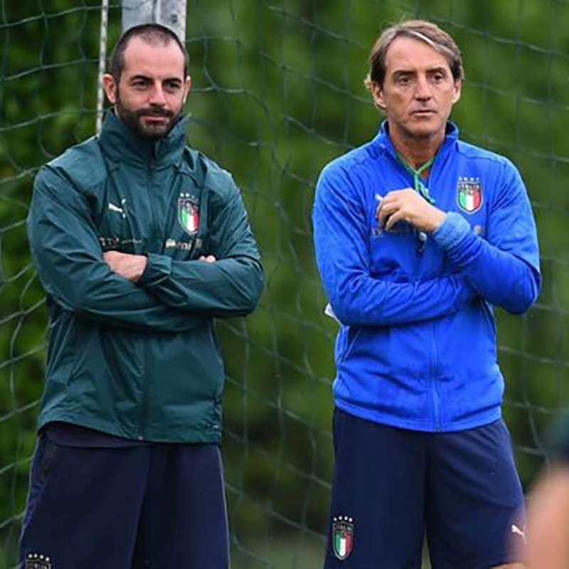Walter Martinelli ed il tecnico della Nazionale di Calcio Italiana Roberto Mancini square