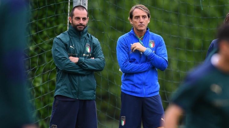 Walter Martinelli ed il tecnico della Nazionale di Calcio Italiana Roberto Mancini square