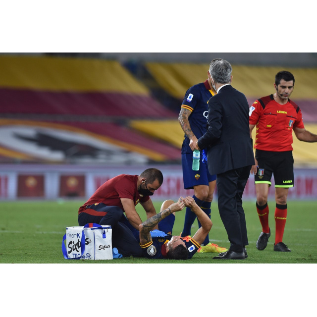 Walter-Martinelli-fisioterapia-campo-calcio-AS-Roma-infortunio